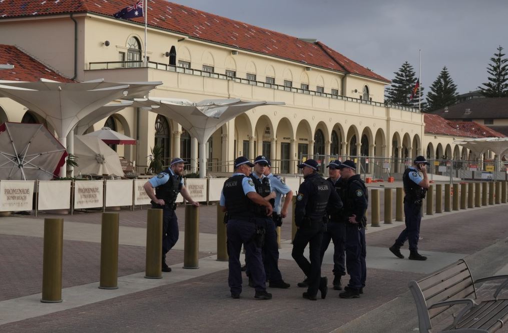 警員調查案件。美聯社