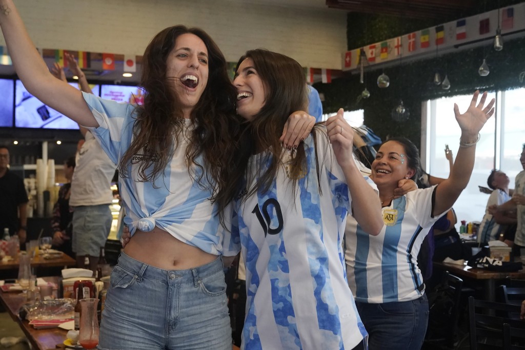 阿根廷女球迷在派對內觀戰。 AP