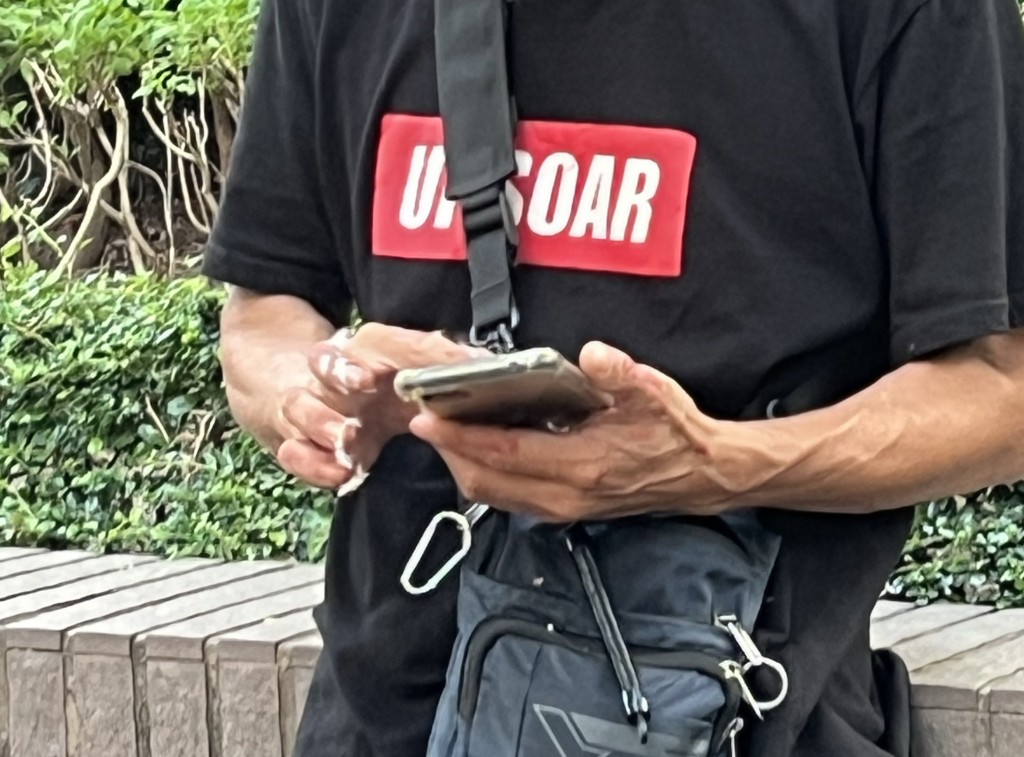 涉案男子滿手羽毛。Threads/mkjai1234
