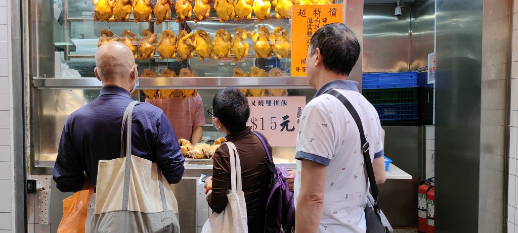 深水埗有燒味檔數月前推出15元兩餸燒味外賣飯，獲不少街坊光顧。(莫家文攝)
