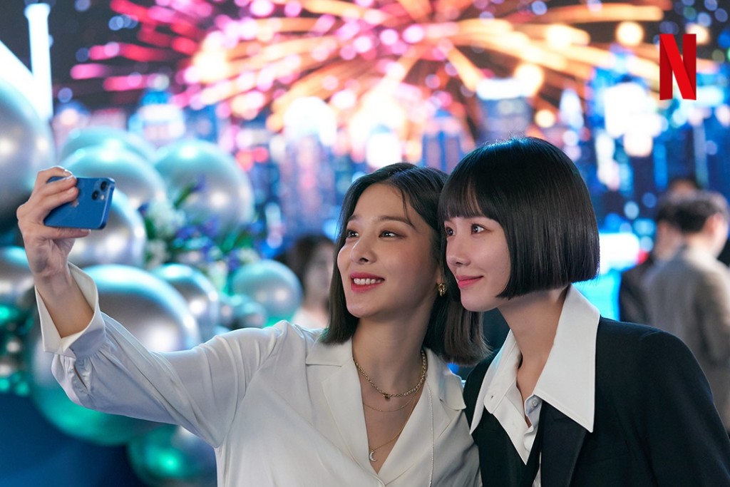 客串演出的薛仁雅（左）飾演女演員	宋娟羽，是「色調化妝品」廣告模特兒。