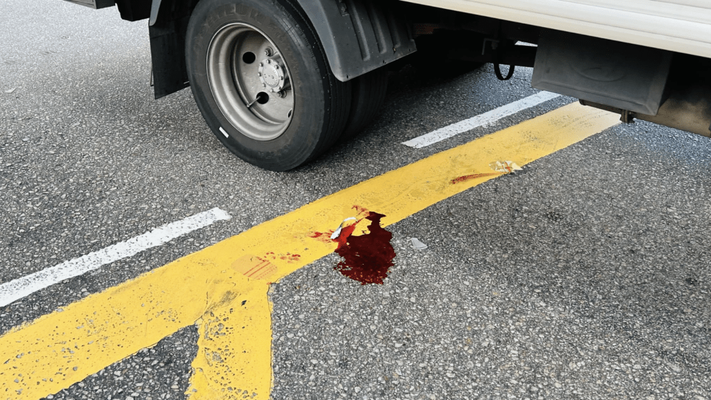 貨車旁遺下一攤血漬。蔡楚輝攝 貨車旁遺下一攤血漬。蔡楚輝攝