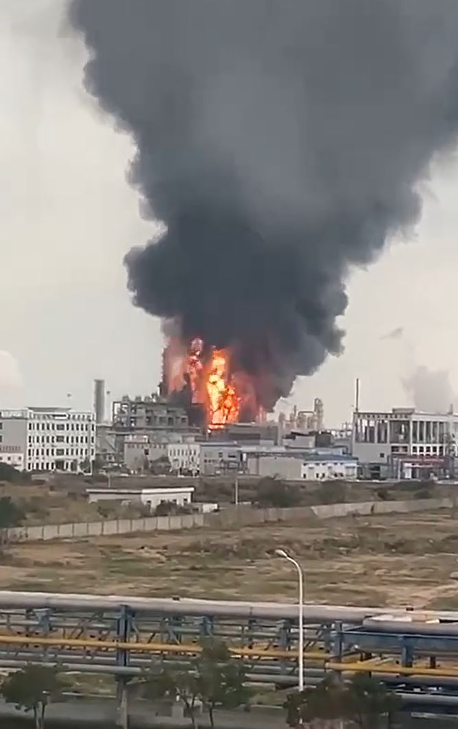 泉州化工厂发生大火。（微博）