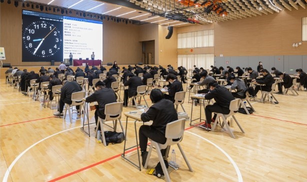 据悉考评局将安排新增「与考学校」考生,集中于个别「内地考场」应考,避免同校考生分散不同考点。 资料图片 据悉考评局将安排新增「与考学校」考生,集中于个别「内地考场」应考,避免同校考生分散不同考点。 资料图片