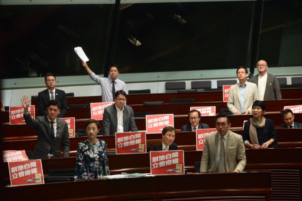 議員朱凱廸抗議被保安抬走