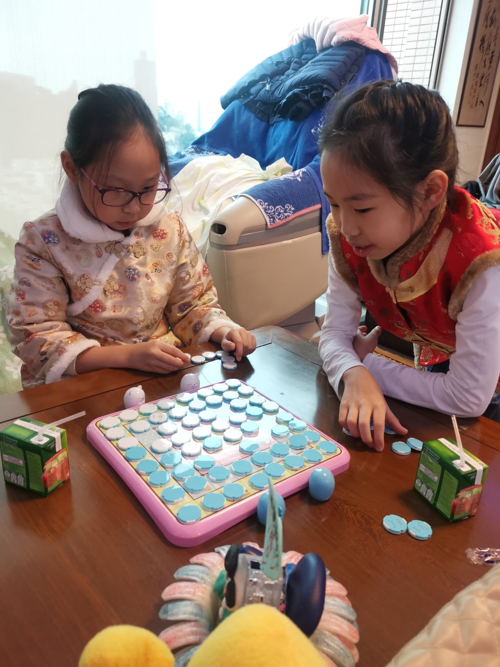 「特别假期」期間,許嫣沒忽略女兒的學業和運動,跟老師開過視像會議和翻閱上學期的成績表後,她會給女兒買些補充練習,女兒也會跟隨適合兒童的瑜伽或拉筋影片活動身體。 「特别假期」期間,許嫣沒忽略女兒的學業和運動,跟老師開過視像會議和翻閱上學期的成績表後,她會給女兒買些補充練習,女兒也會跟隨適合兒童的瑜伽或拉筋影片活動身體。