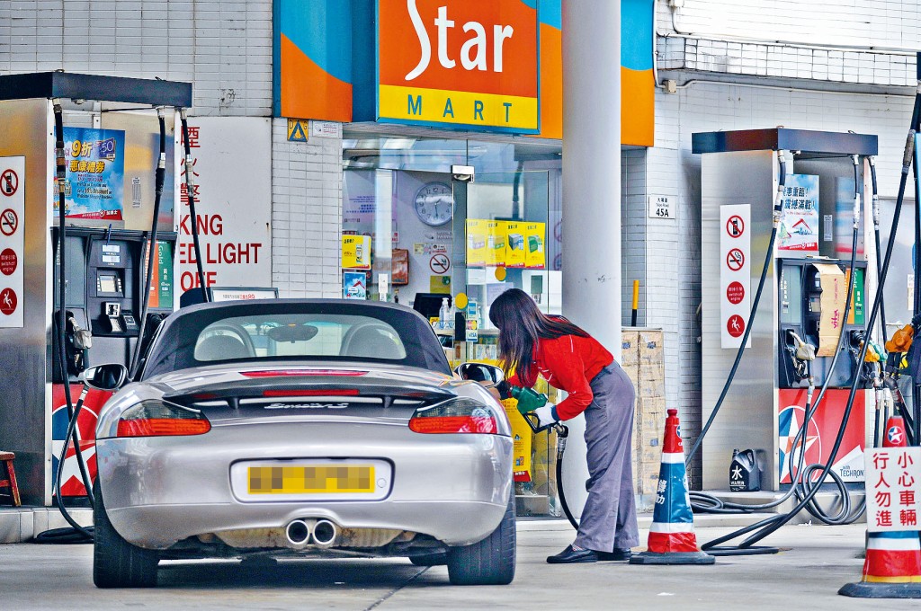 國際石油供應過剩更出現庫存危機，本港車主都關心油價走勢。