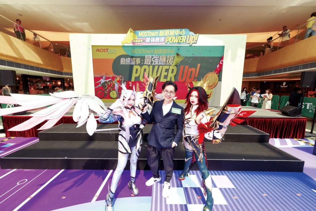 恒基兆業地產租務(二)部總經理陳德鳴(中)與人氣Cosplayer驚喜現身,為商場大型體育企劃《動感盛事:最強應援Power Up》打響頭炮。 恒基兆業地產租務(二)部總經理陳德鳴(中)與人氣Cosplayer驚喜現身,為商場大型體育企劃《動感盛事:最強應援Power Up》打響頭炮。