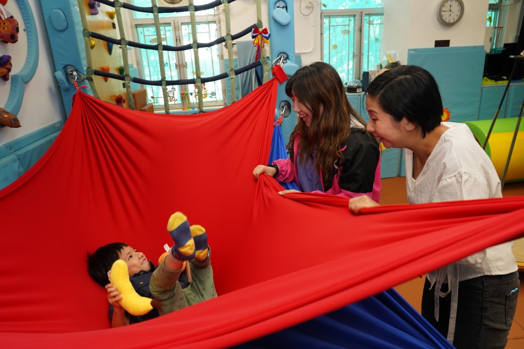 爬拉架床，以訓練上肢肌力及動作協調。（圖片來源：《親子王》）