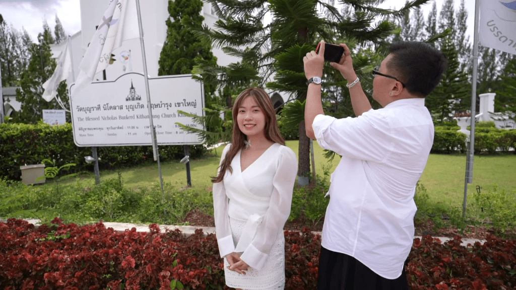 波波因衣着问题被禁止进入教堂。 波波因衣着问题被禁止进入教堂。