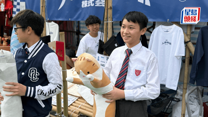 維園年宵昨日開鑼，傳統名校皇仁書院的學生及舊生亦於維園擺設攤檔。