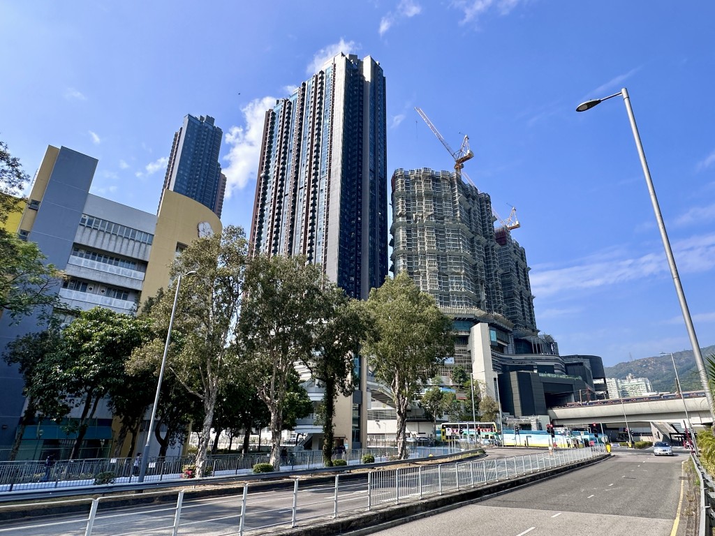 何家欣续称，本港拥有河景及铁路上盖项目，柏傲庄III可谓绝无仅有。