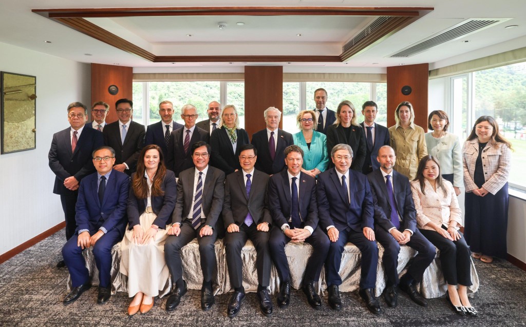 李家超和司局长今日与欧盟驻香港办事处主任及众多欧盟成员国驻港总领事午餐，就经济和发展等议题交换意见，增探讨更多合作空间。李家超fb