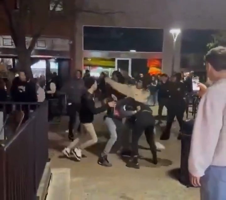 网上流传事发时大批年轻人殴斗影片。X@Hawkeye Paul