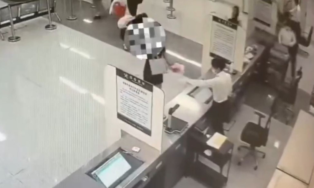 女子被海關截停後，將BB車交同行孩童推走企圖避查。海關發布