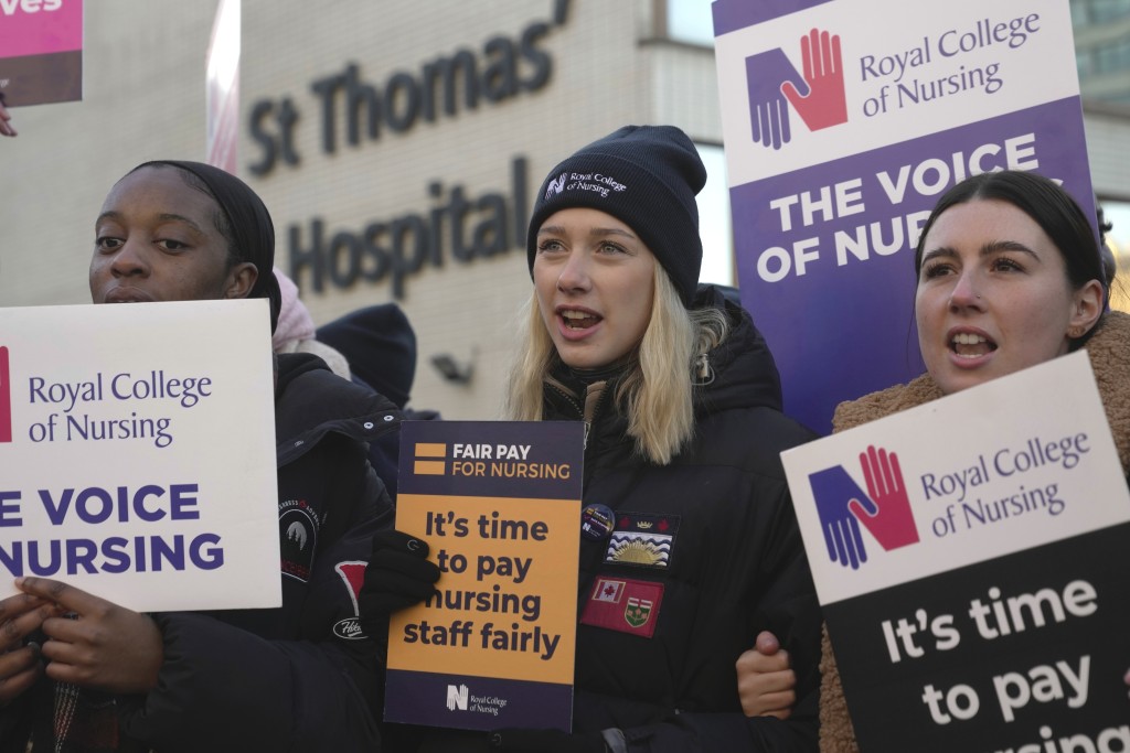 护士参加了伦敦圣托马斯医院外的抗议活动。AP