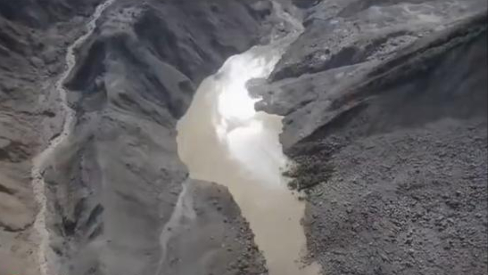 吉隆口岸上游堰塞湖現溢流，蓄水量逾200萬m³，現場救援暫緩。