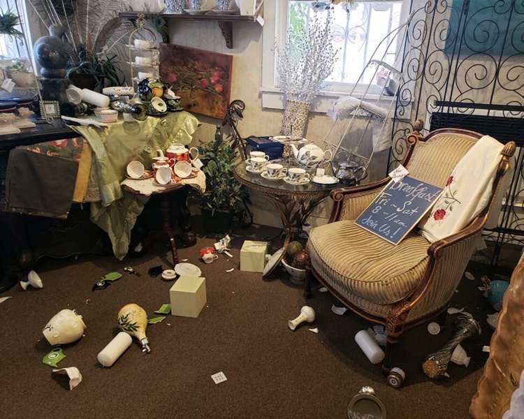 有居民被跌下的杂物砸伤。AP