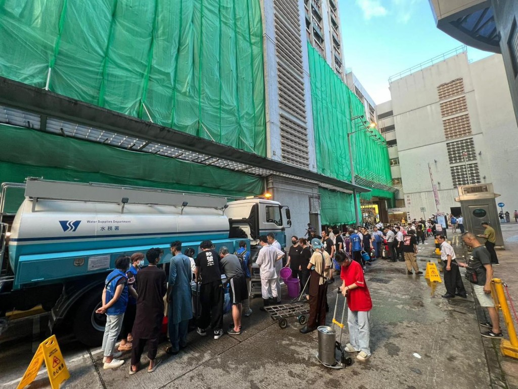 水車及水缸到場為受影響居民及商戶應急。民政總署FB