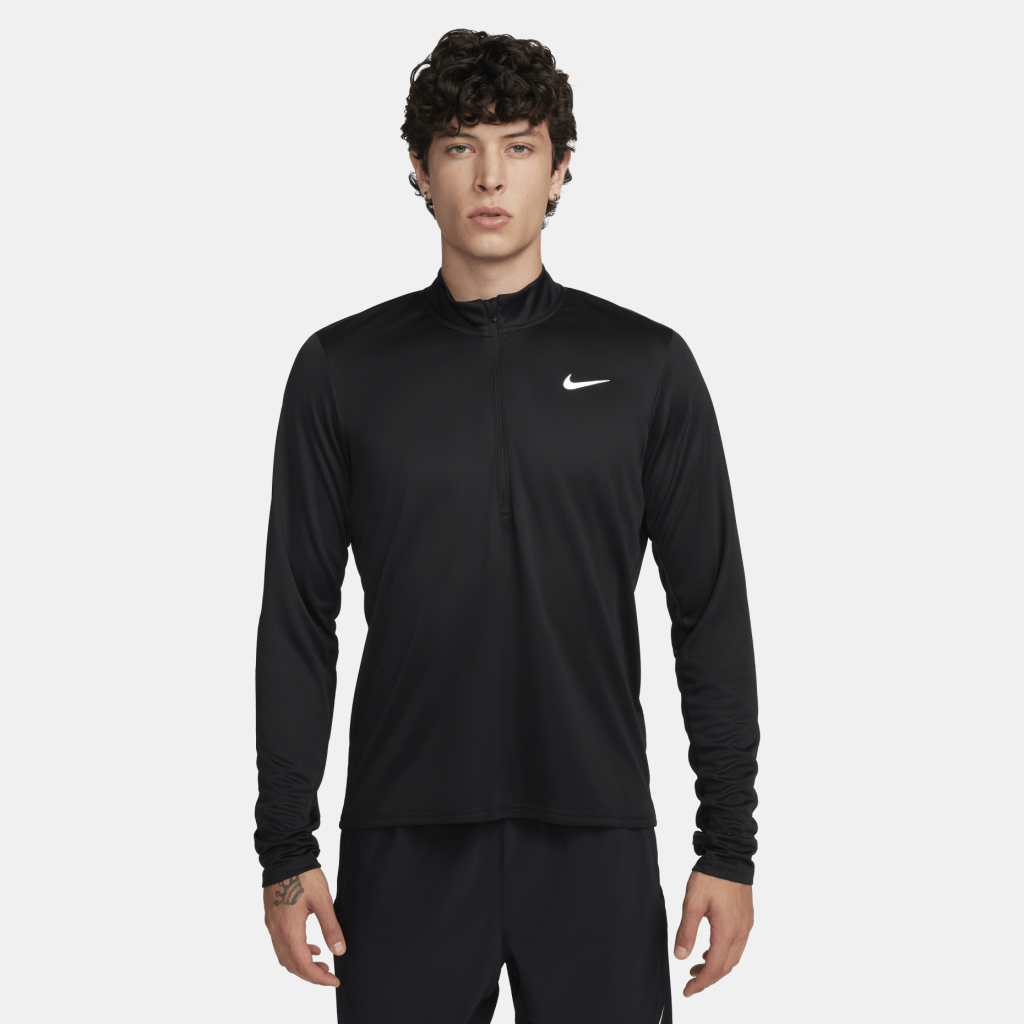Nike Pacer Dri-Fit男子跑步上衣/$349/N，拇指孔设计为手腕提供包覆功能，避免袖口带来干扰，适合在短跑赛以至5公里假日马拉松期间穿着。