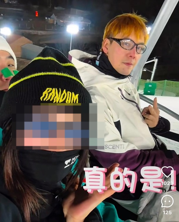 其後再有女粉絲於社交網上分享了一張在滑雪場的纜車上捕獲陳偉霆的照片,當時陳偉霆更直接除下口罩與粉絲留影。 其後再有女粉絲於社交網上分享了一張在滑雪場的纜車上捕獲陳偉霆的照片,當時陳偉霆更直接除下口罩與粉絲留影。