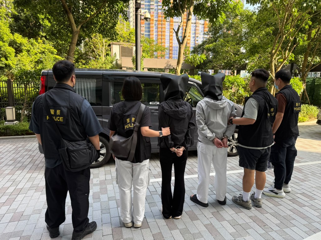 行動中,警方拘捕兩名男女。警方提供 行動中,警方拘捕兩名男女。警方提供