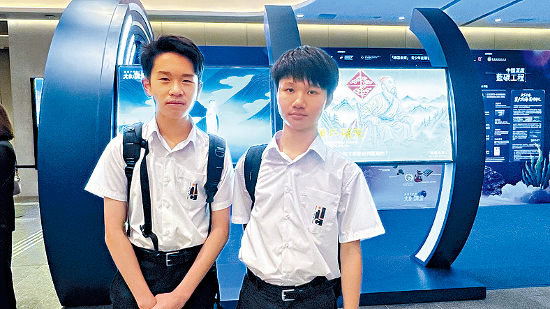 中五生楊同學(右)和郭同學(左)認為是次活動難得與頂尖專家交流,開拓視野。 中五生楊同學(右)和郭同學(左)認為是次活動難得與頂尖專家交流,開拓視野。