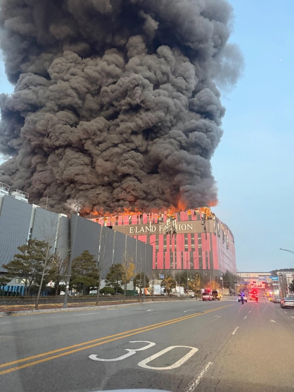 南韓衣戀集團(E-LAND)位於忠清南道天安市的物流中心大火。 threads@jartistang 南韓衣戀集團(E-LAND)位於忠清南道天安市的物流中心大火。 threads@jartistang