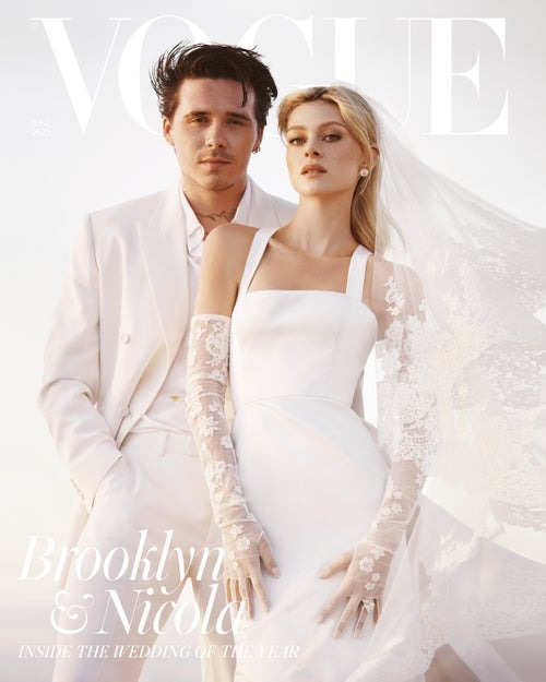 媒体引述《Vogue》当年对二人婚礼的报道，证明母子共舞是Brooklyn邀请妈妈上台，而妮歌娜打造婚纱时曾跟设计师经过一年洽谈，并非被Victoria拒绝才临急订造。