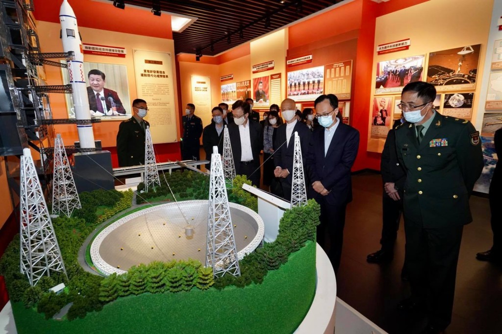 聶德權今日與曾國衛黃錦星參觀昂船洲軍營的駐香港部隊展覽中心。聶德權fb圖片