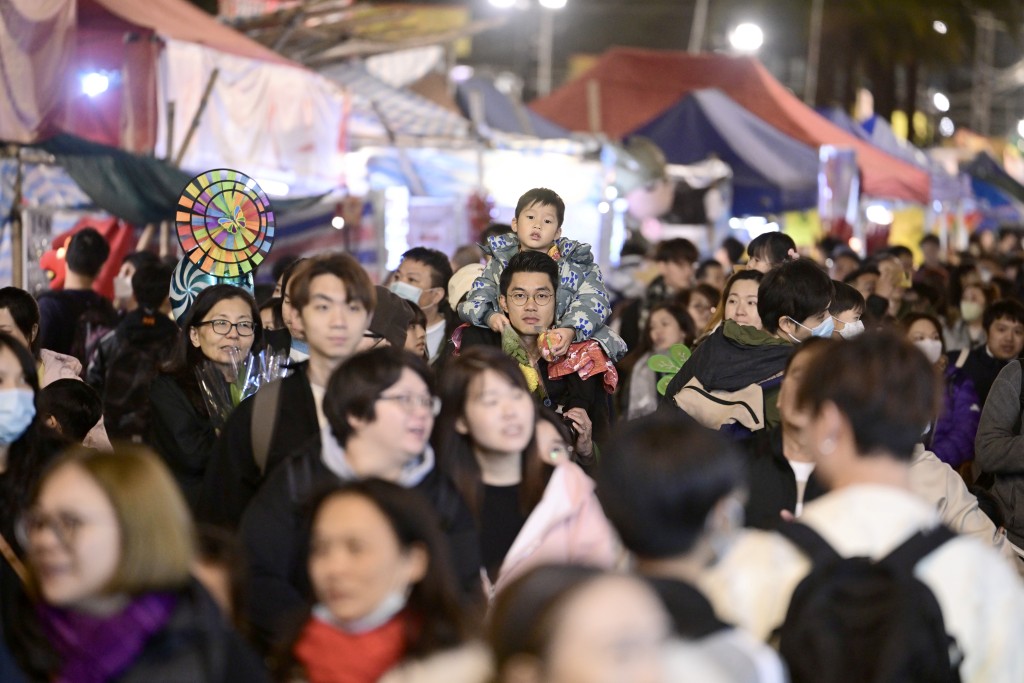 逛年宵巿场一向是巿民吃过年夜饭后的「指定动作」。资料图片