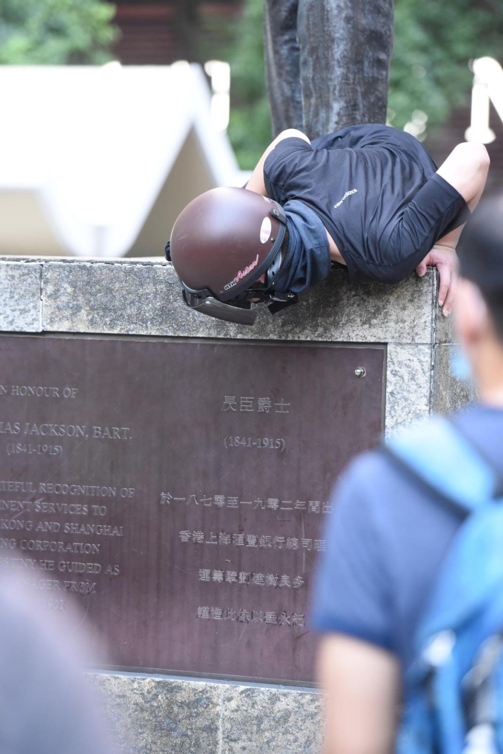 有人嘗試將頭盔放在昃臣銅像上