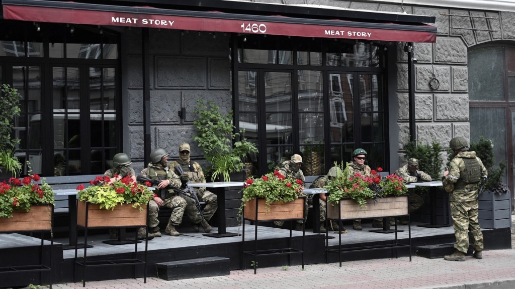 6月24日兵變當天，瓦格納士兵在頓河畔羅斯托夫一家咖啡店露天茶座休息。 路透社