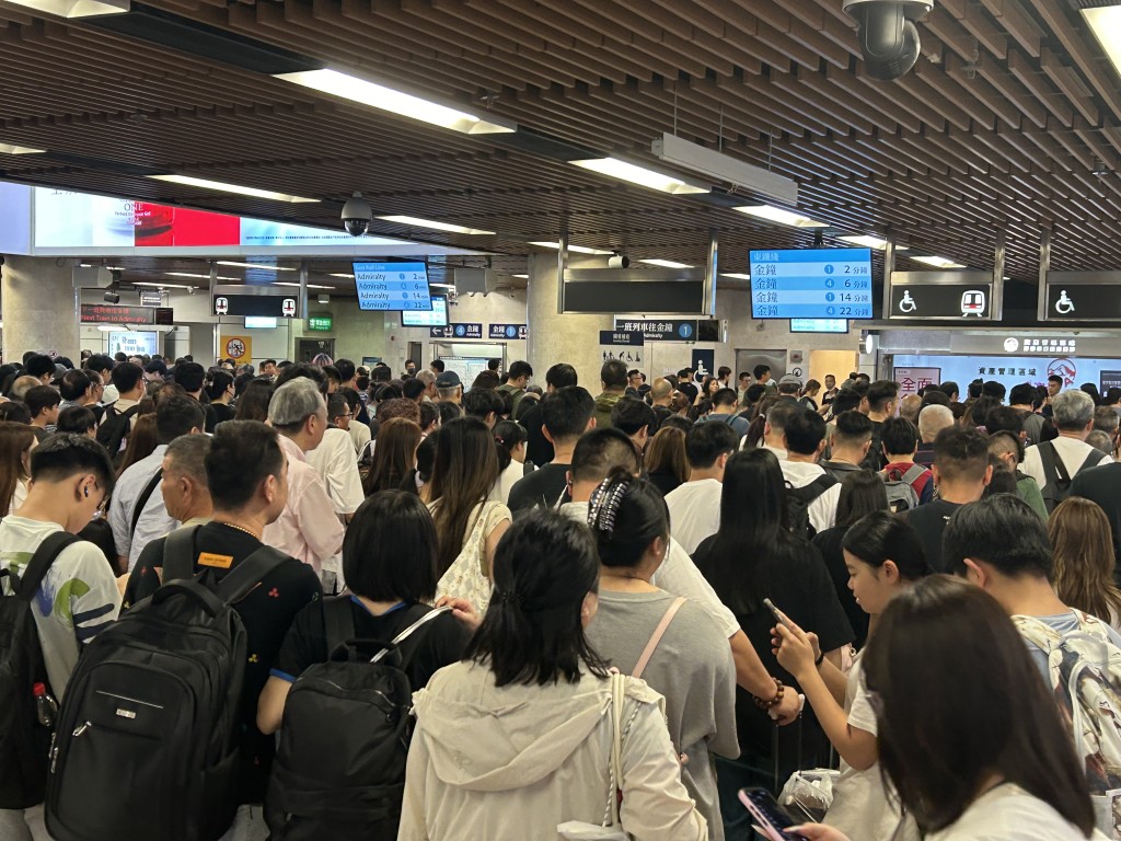 根據官方預測,長假期羅湖口岸日均人流高達25萬、福田口岸亦達23萬人次,過關隨時要多花半小時。 根據官方預測,長假期羅湖口岸日均人流高達25萬、福田口岸亦達23萬人次,過關隨時要多花半小時。