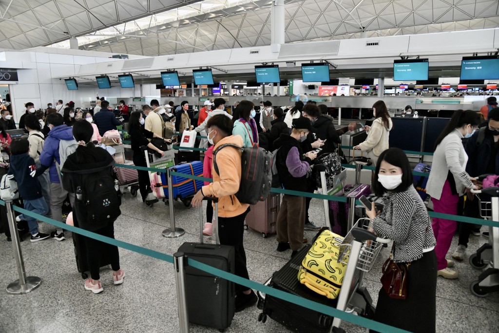 乘客輪候登機。盧江球攝