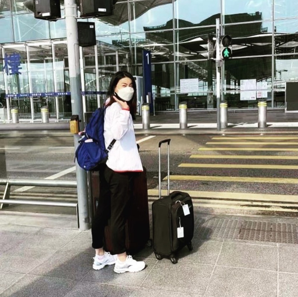霍啟剛做司機送老婆到機場。