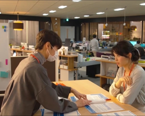 有设计师不满广告设计被否决，于是殴打客户。《我要准时下班》示意截图