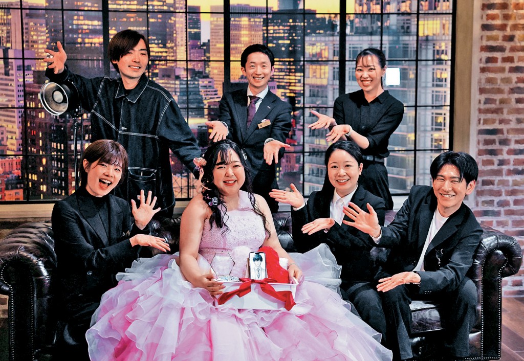 32歲友里奈身穿婚紗與手機屏幕上AI新郎克勞斯完婚。