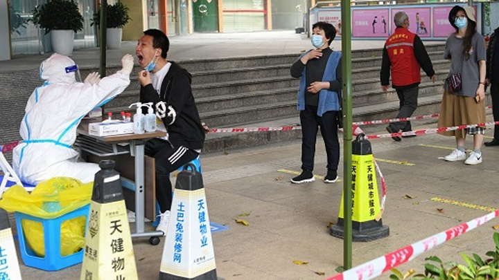 為進一步優化新冠病毒檢測策略，國務院聯防聯控機制綜合組決定在核酸檢測基礎上，增加抗原檢測作為補充。（新華社資料圖片）