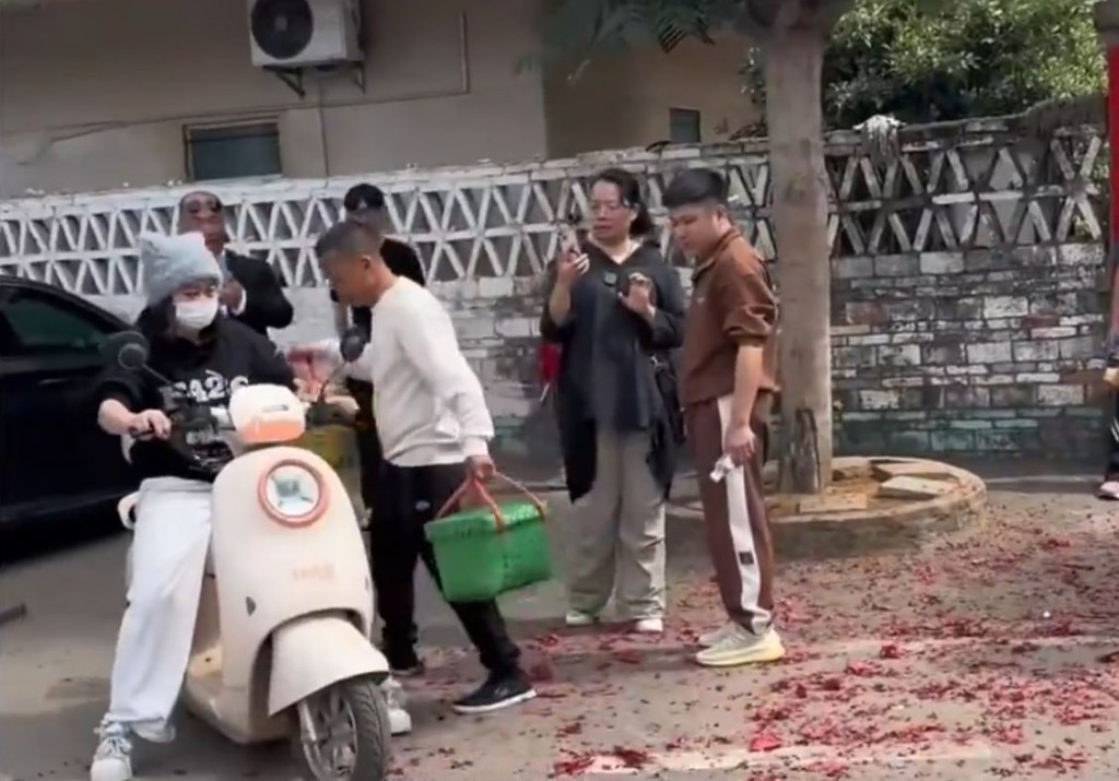 全紅嬋(左)回湛江家過年，再成粉絲追拍焦點。微博