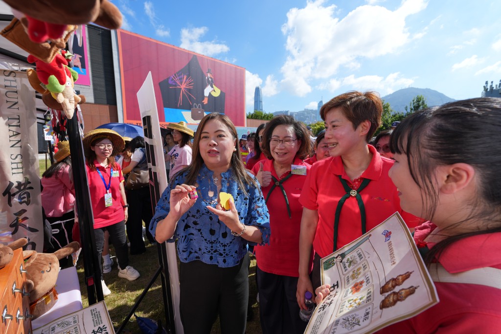 主禮嘉賓文化體育及旅遊局局長羅淑佩聯同香港女童軍總會會長梁唐青儀及香港總監何珮珊參觀 「區區有特色」攤位。 主禮嘉賓文化體育及旅遊局局長羅淑佩聯同香港女童軍總會會長梁唐青儀及香港總監何珮珊參觀 「區區有特色」攤位。
