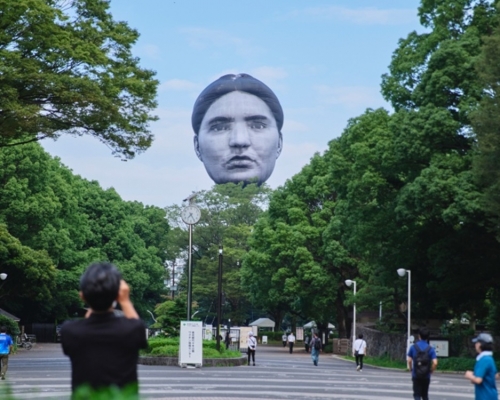 日本東京的天空今日出現一個巨型人頭熱氣球，高度約7層樓。twitter圖片