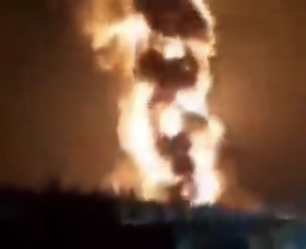 伊朗伊斯法罕軍工廠受無人機攻擊，網民在Twitter發布爆炸及大火的影片。 網上圖片
