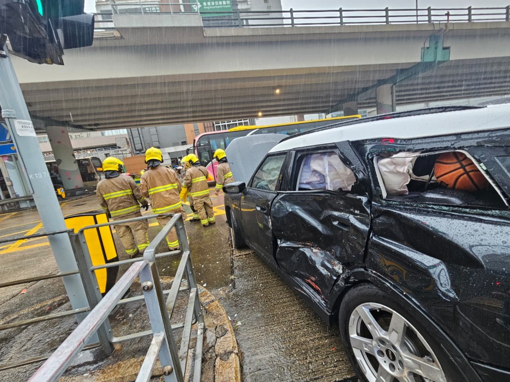 私家車左車身嚴重損毀。 私家車左車身嚴重損毀。