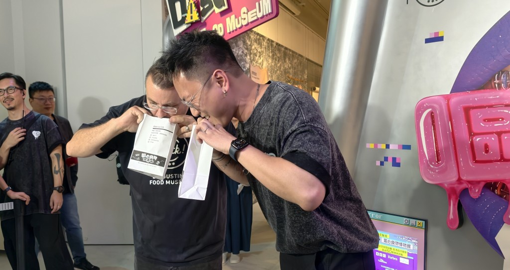 Joe(右)提醒觀眾善用入場獲贈的嘔吐袋,並表示大家雖一開始可能感到可怕,但最後定能帶著開心的心情離場。 Joe(右)提醒觀眾善用入場獲贈的嘔吐袋,並表示大家雖一開始可能感到可怕,但最後定能帶著開心的心情離場。
