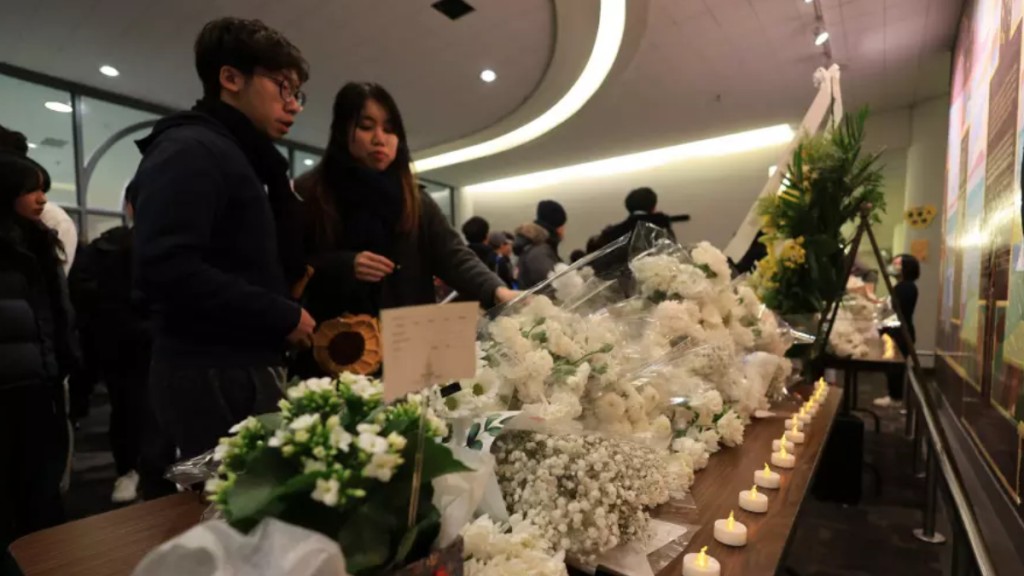 多伦多举行悼念宏福苑五级火死难者的活动，数以百计港人出席。加拿大《星岛》郭颖琳摄