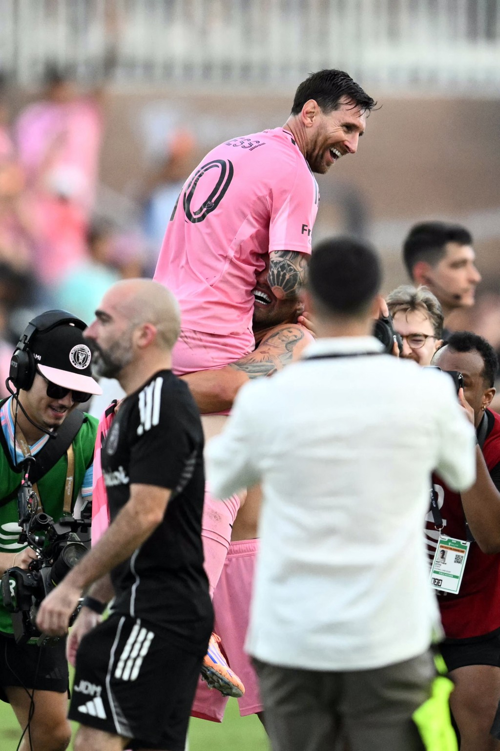 隊友舉起美斯慶祝。法新社 隊友舉起美斯慶祝。法新社