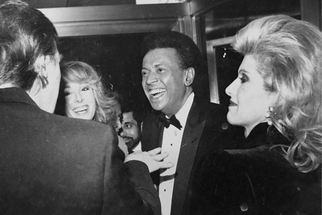 特朗普（最左邊）和卡羅爾（左二）在 1987 年的一次聚會上合照。