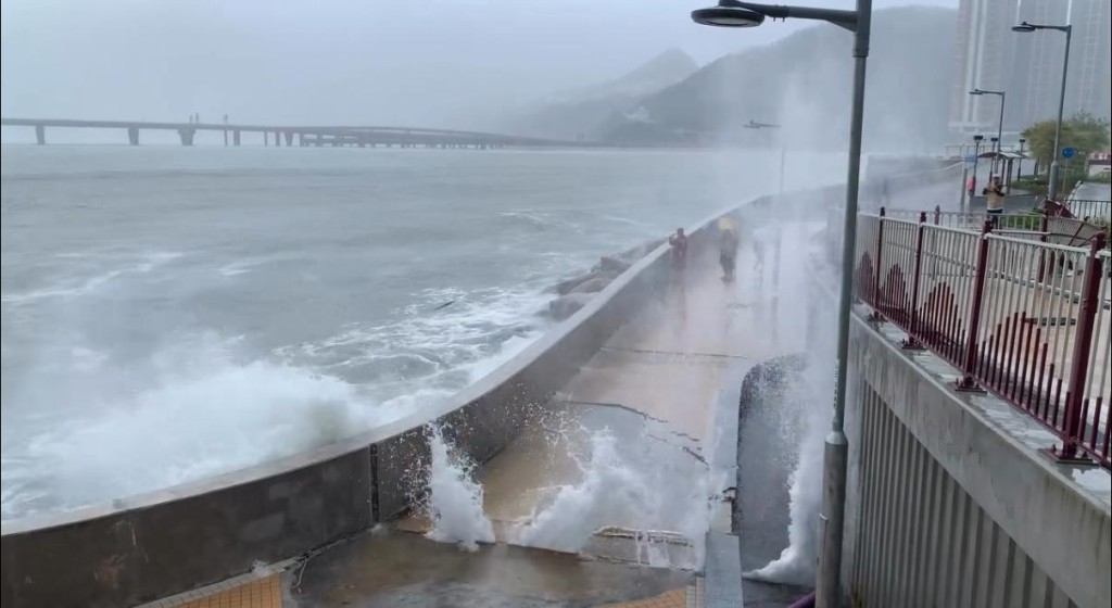 海浪不斷從石壆與地面之間的縫隙中擠出，形成高低起伏的水柱。影片擷圖