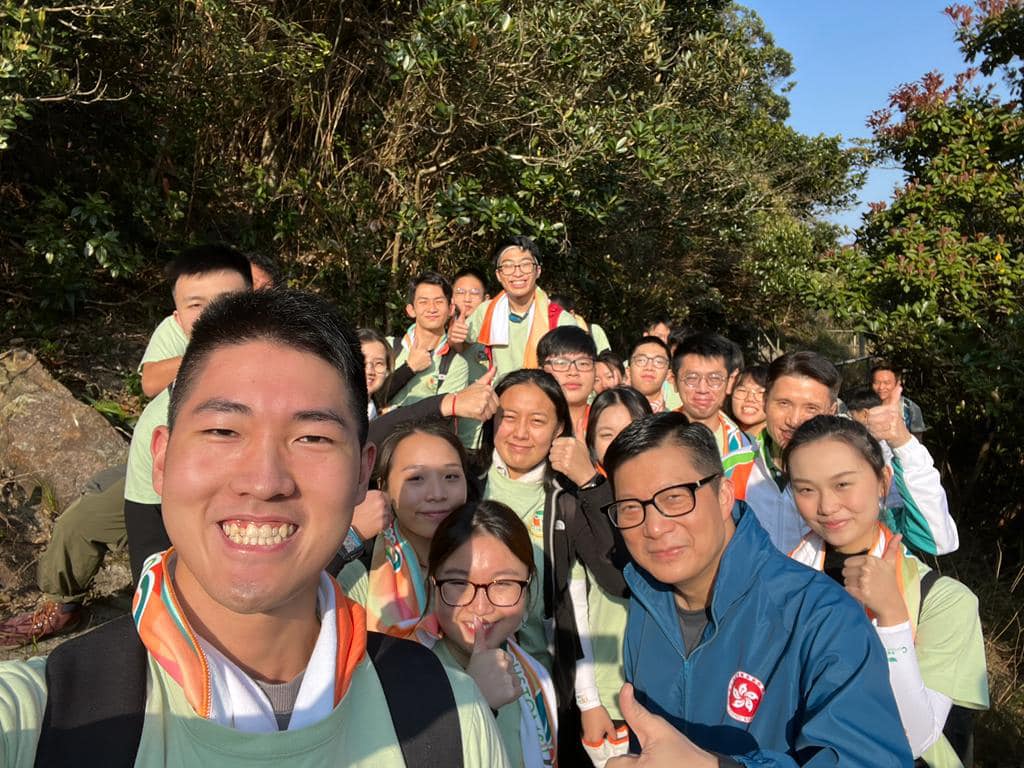 鄧炳強與海關青年發展計劃的同學，今天早上（26日）一起到了渣甸山遠足登山。鄧炳強Facebook照片